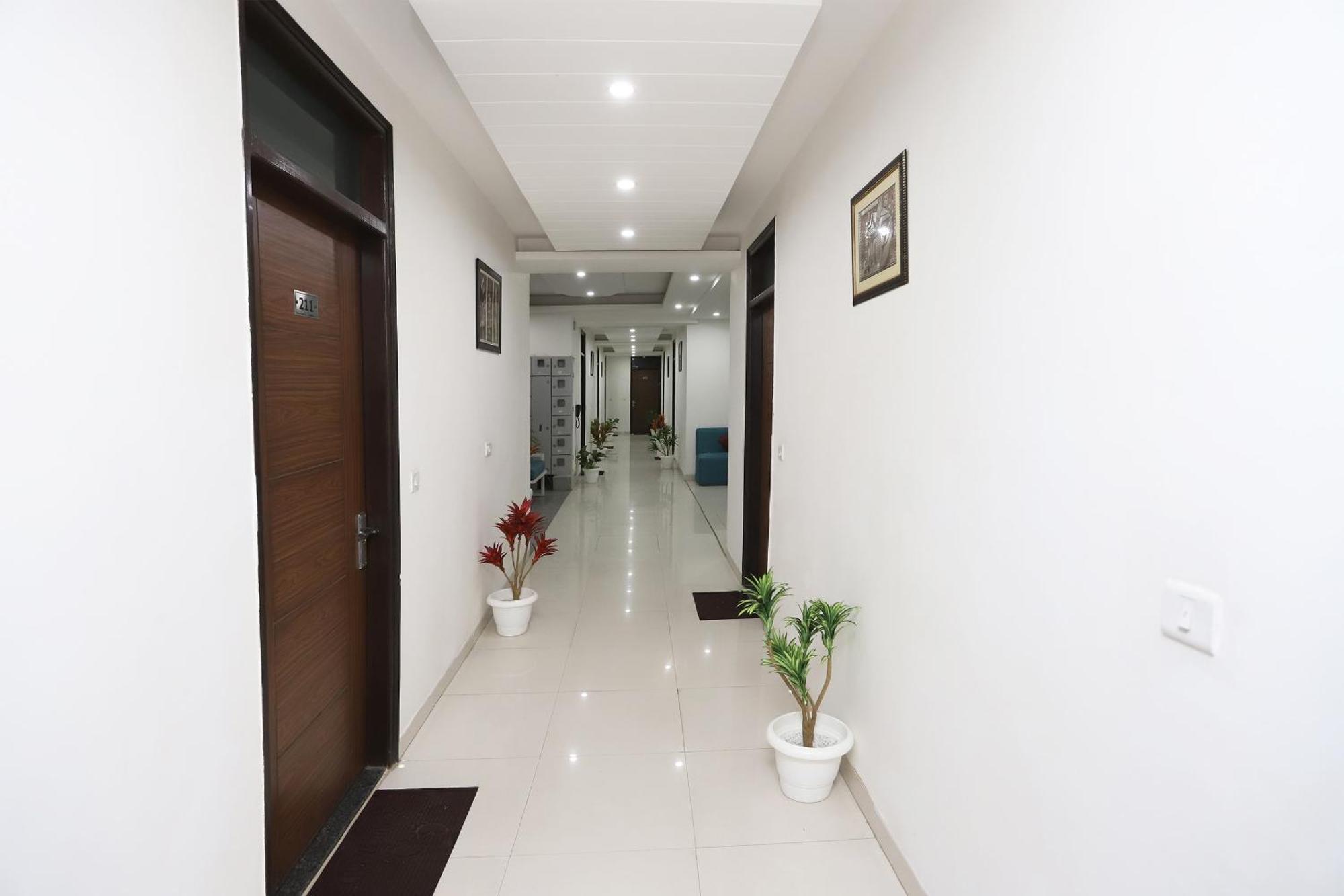 Super Capital O Levanti Near Aravali Biodiversity Park 구르가온 외부 사진