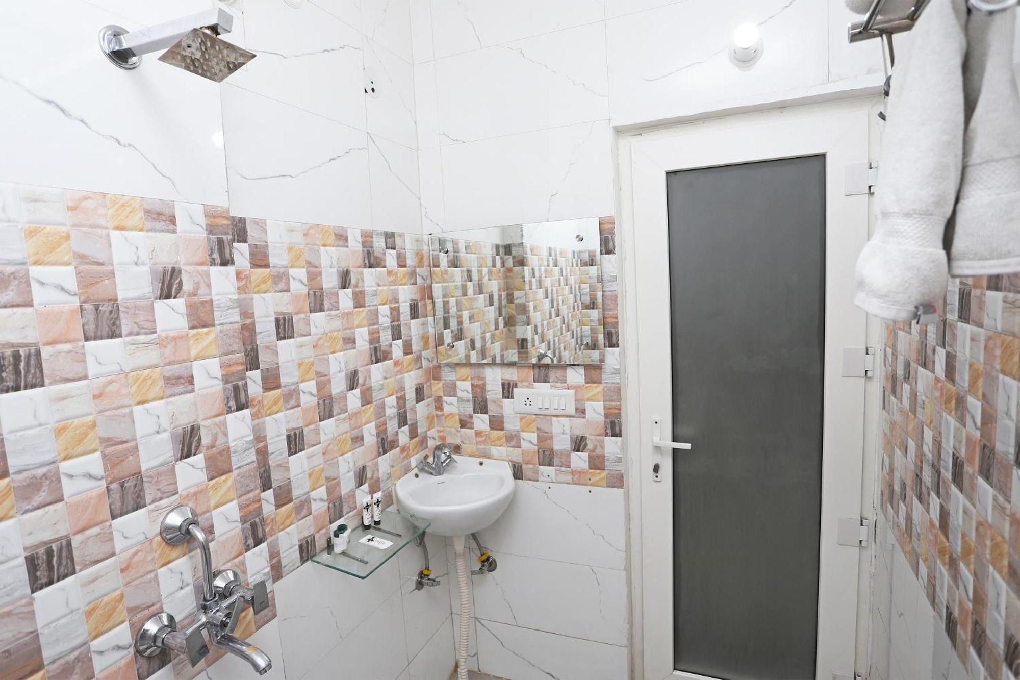 Super Capital O Levanti Near Aravali Biodiversity Park 구르가온 외부 사진